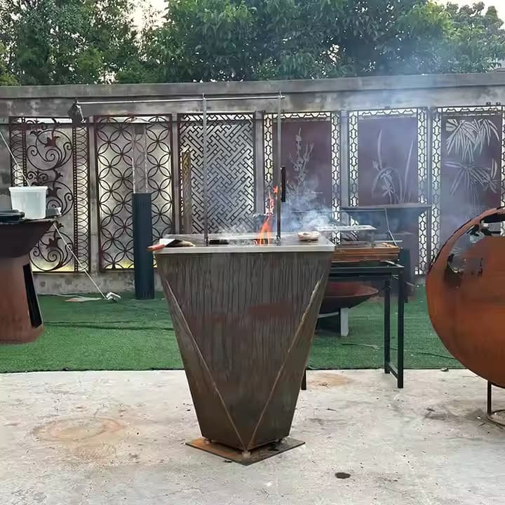 کھانا پکانے کی خصوصیات کے ساتھ کورٹن اسٹیل فائر پٹ